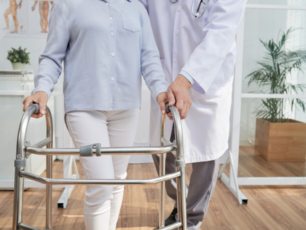 berjalan bisa mempercepat penyembuhan stroke